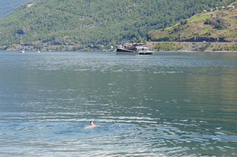 Kathrin schwimmt im Fjord