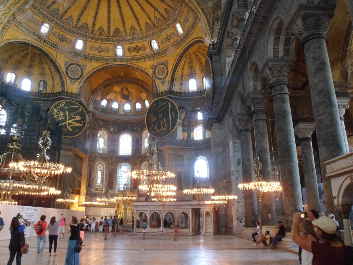 Islam and Christian wall decorations in Hagia Sophia Islam and Christian wall decorations in Hagia Sophia